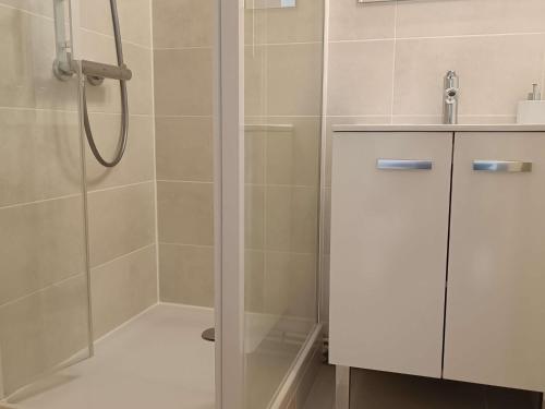 une salle de bain avec douche et lavabo dans l'établissement Maisonnette avec Terrasse, Parking à 800m de la Plage - FR-1-778-36, à Dolus-d'Oléron