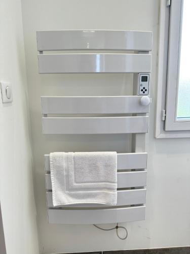 - un porte-serviettes dans la salle de bains pourvue de serviettes blanches dans l'établissement Maison de ville tout confort à Cannes et à 10 Minutes à pied de la plage, à Cannes