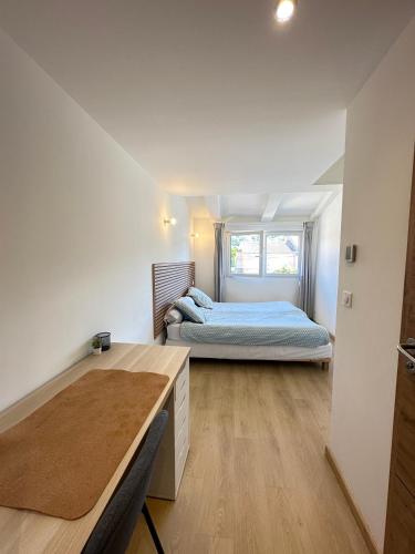 une chambre avec un lit et un bureau dans l'établissement Maison de ville tout confort à Cannes et à 10 Minutes à pied de la plage, à Cannes