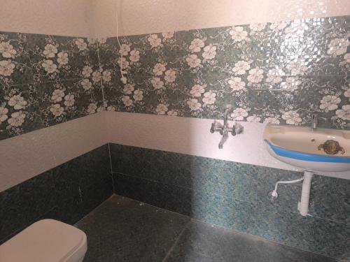 a bathroom with a toilet and a sink at Orraica Stays Aurum Vajra in Haidar Sāhibgūda