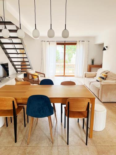 un salon avec une table et des chaises en bois dans l'établissement Villa moderne jardin parking centre Hyères, à Hyères