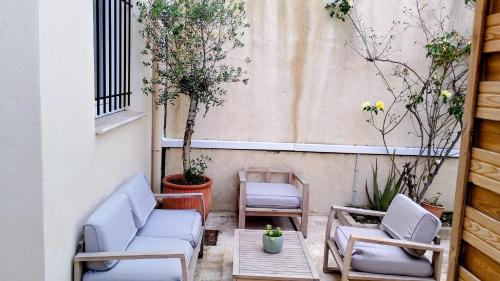 taras z dwoma krzesłami i stołem w obiekcie Maison de ville tout confort à Cannes et à 10 Minutes à pied de la plage w Cannes
