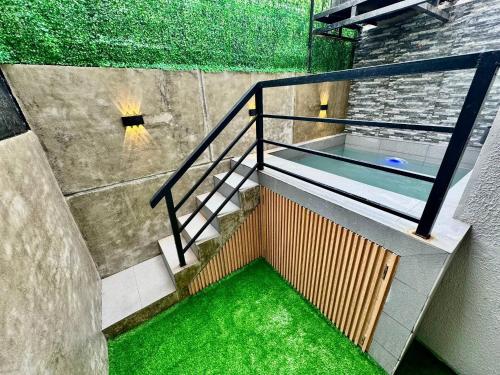 an overhead view of a swimming pool with green grass at 4BR Townhouse w Garage, Peaceful near Restaurants in Manila