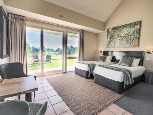 una camera d'albergo con due letti e una finestra di Rothbury Downs a Lovedale