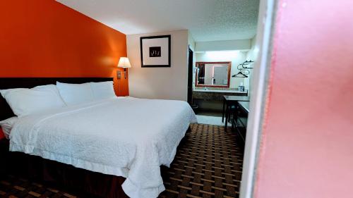 Ένα ή περισσότερα κρεβάτια σε δωμάτιο στο Relax Inn Henryetta