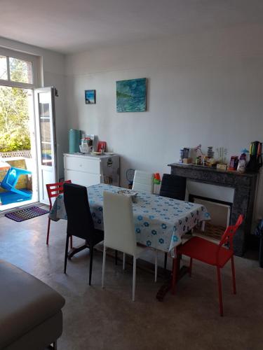 une table à manger et des chaises dans un salon dans l'établissement APPARTEMENT COMPLET 