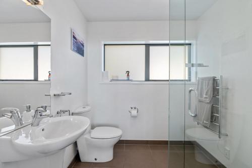 Ένα μπάνιο στο Kaiteriteri Luxury Apartment