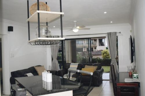Ruang duduk di Seabreeze Beach Apartment