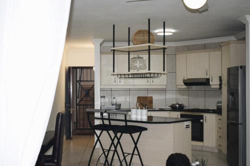 Dapur atau dapur kecil di Seabreeze Beach Apartment