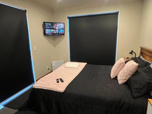 Cama o camas de una habitación en Modern BNB unit with Wifi and Breakfast