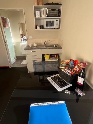 Una cocina o zona de cocina en Modern BNB unit with Wifi and Breakfast