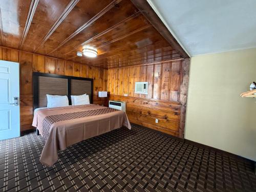 Postel nebo postele na pokoji v ubytování Tahoe Sands Inn