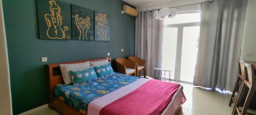 une chambre avec un lit et un mur végétal dans l'établissement Gold of Grand Baie, à Midlands Station