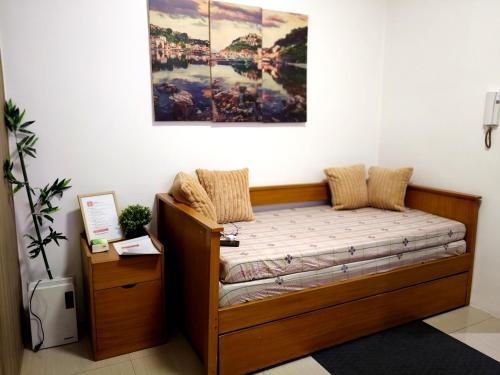 马尼拉La Vie Riche Holiday Homes - Cozy 1BR Apartment near MOA的墙上画的一张床上