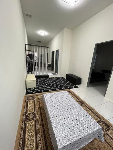 Ένα ή περισσότερα κρεβάτια σε δωμάτιο στο Rumah Tamu Kita