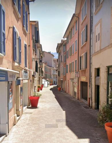 une allée vide dans une ville avec des bâtiments dans l'établissement T2 Centre proche gare, à Voiron
