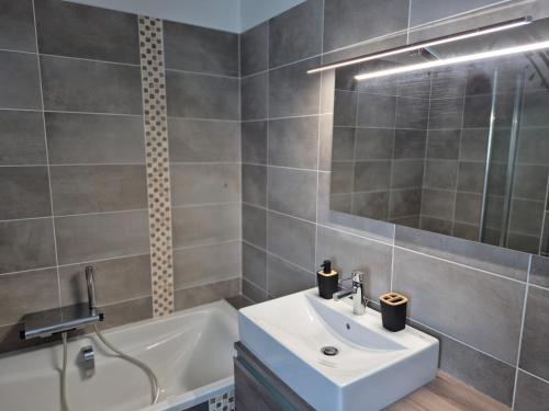 une salle de bain avec un lavabo blanc et une baignoire dans l'établissement T2 Centre proche gare, à Voiron