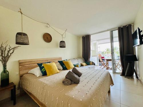 Postel nebo postele na pokoji v ubytování Studio Cocooning Diamond - Piscine et Terrasse vue mer