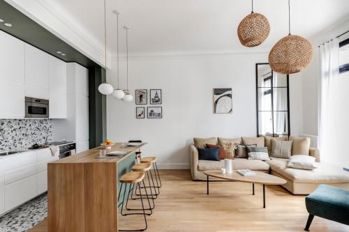 un salon avec un canapé et une table dans l'établissement Appartement Élégant à deux pas des Champs-Elysées, à Paris