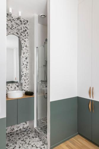 une salle de bain avec douche et lavabo dans l'établissement Appartement Élégant à deux pas des Champs-Elysées, à Paris