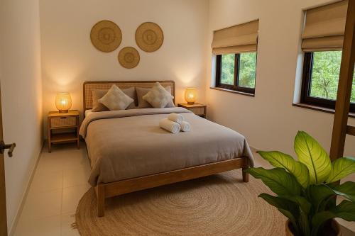 Ένα ή περισσότερα κρεβάτια σε δωμάτιο στο Modern 4 BDR Villa, privat Pool, Walk Beach