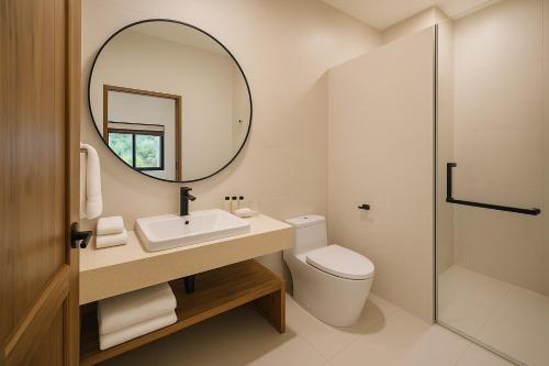 Ένα μπάνιο στο Modern 4 BDR Villa, privat Pool, Walk Beach