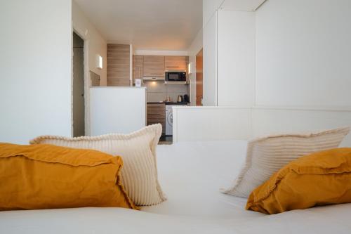 - 2 oreillers dans un lit dans l'établissement Studio Cosy entre Disney et Noisy Le Grand, à Noisy-le-Grand