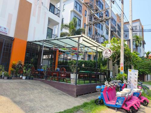 チェンマイにあるTC House and Cafeのレストランの前に停まったスクーター2台