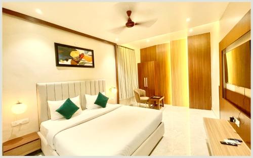 Postel nebo postele na pokoji v ubytování VARANASI HOTEL VEDAN GAM PALACE - fully Air Conditioned hotel at Prime Location - Near Shree Kashi Vishwanath Temple and Ganga Ghat - Luxury & Spacious Room - Top Rated Hotel