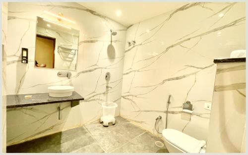 Koupelna v ubytování VARANASI HOTEL VEDAN GAM PALACE - fully Air Conditioned hotel at Prime Location - Near Shree Kashi Vishwanath Temple and Ganga Ghat - Luxury & Spacious Room - Top Rated Hotel