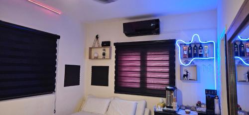 TV a/nebo společenská místnost v ubytování COOL PLACE" AT RAMAT GAN" - חדרים delux - לובי עם כורסת עיסוי מקצועית יוקרתית, חינם - רחבת חניית רכבים בסמוך, חינם - קרוב למכללת ר"ג - בי"ח "שיבא" תל השומר - אונ' "בר אילן"