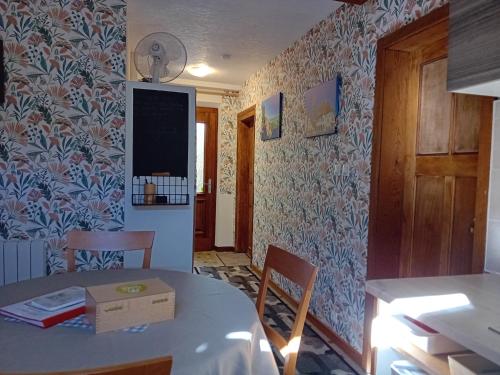 - une cuisine avec une table, des chaises et un mur dans l'établissement Le Balcon, à Sélestat