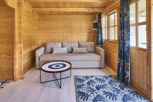 Χώρος καθιστικού στο Eudaimonia Wooden Suites Nafplio Kandia