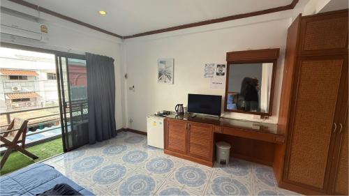 Un televizor și/sau centru de divertisment la Chalong Paradise Guesthouse