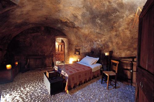 Cette chambre troglodyte comprend un lit. dans l'établissement Sextantio Albergo Diffuso, à Santo Stefano di Sessanio