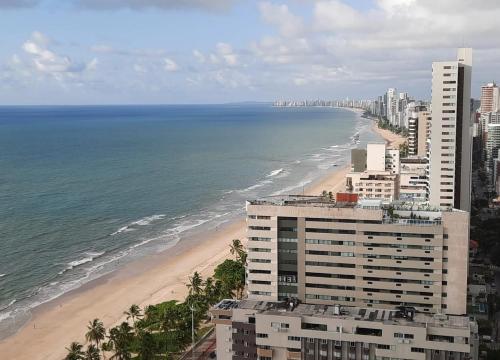 a view of a beach with buildings and the ocean at Apartamento em Boa Viagem - beira-mar 2 quartos - min 2 diarias in Recife