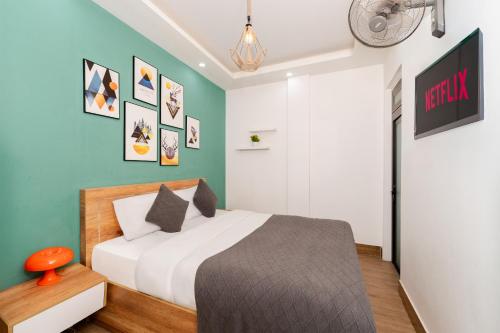 a bedroom with a bed and green walls at Xuân Mai Hotel in Khu Chi Lăng