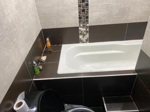 a bathroom with a bath tub and a toilet at Vista espectacular in Medellín