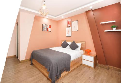 a bedroom with a bed in a room at Xuân Mai Hotel in Khu Chi Lăng