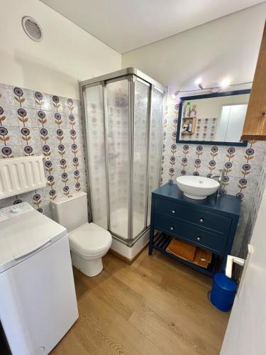 une salle de bain avec une douche, des toilettes et un lavabo dans l'établissement Beau studio residences Marina parking privé, à Mandelieu-la-Napoule