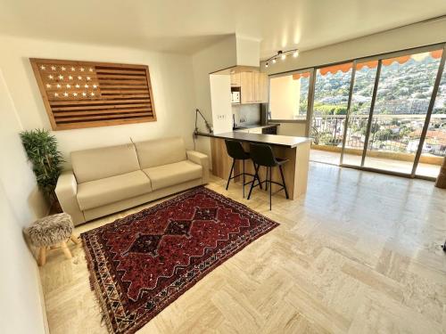 une cuisine et un salon avec un canapé et une table dans l'établissement Beau studio residences Marina parking privé, à Mandelieu-la-Napoule