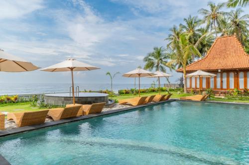 Bazén v ubytování Dani Beach Villa - Beachfront Villas in Penuktukan nebo v jeho okolí