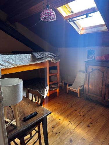 a room with a bunk bed and a table at CHALET Tout Confort Proche d AX 3 Domaines in Vèbre