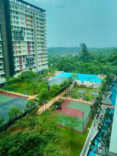 Elegant Pool View Condo at Residensi Suasana Damaiの敷地内または近くにあるプール