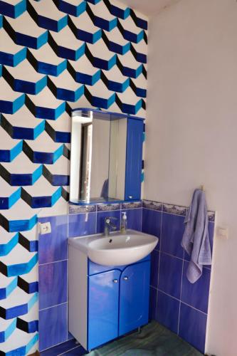 a bathroom with a sink and a mirror at Jako Guest Hose in Kyzyl-Döbö