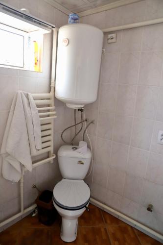 Bilik mandi di Guest House Kyzyl Dobo