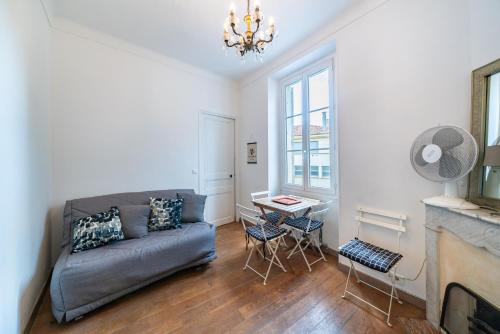 un salon avec un canapé et une table dans l'établissement Au coeur du Suquet - 2 pièces cosy - Climatisation séjour, à Cannes