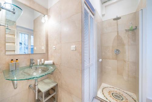une salle de bain avec un lavabo et une douche dans l'établissement Au coeur du Suquet - 2 pièces cosy - Climatisation séjour, à Cannes