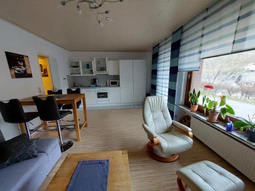 un soggiorno con un divano e un tavolo di Ferienwohnung Arendt inkl MeineCardPlus a Willingen