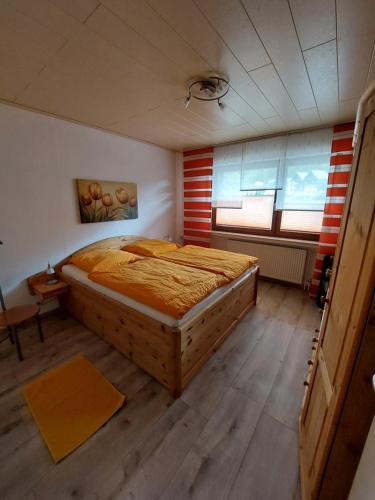 una camera da letto con un letto grande in una stanza di Ferienwohnung Arendt inkl MeineCardPlus a Willingen